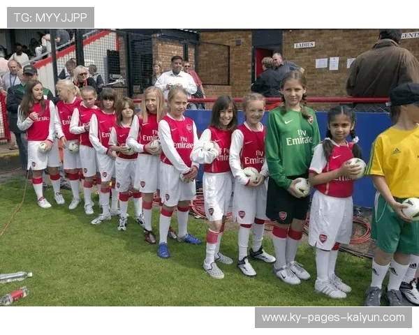 足球球童无意挡住球被骂惨