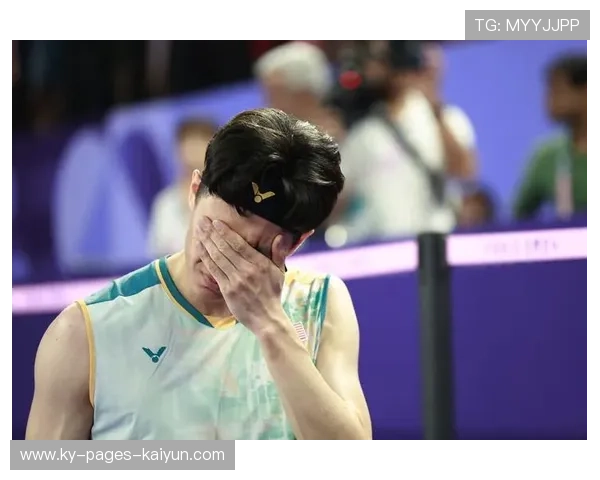 羽毛球男单打到抽筋倒地 羽毛球男单打到抽筋倒地