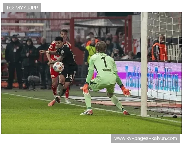 利物浦边路压制严重,迪亚斯内切贴地斩破门 利物浦边路压制严重,迪亚斯内切贴地斩破门