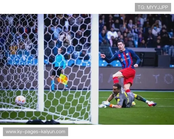 巴萨左路快速推进，莱万门前补射破门